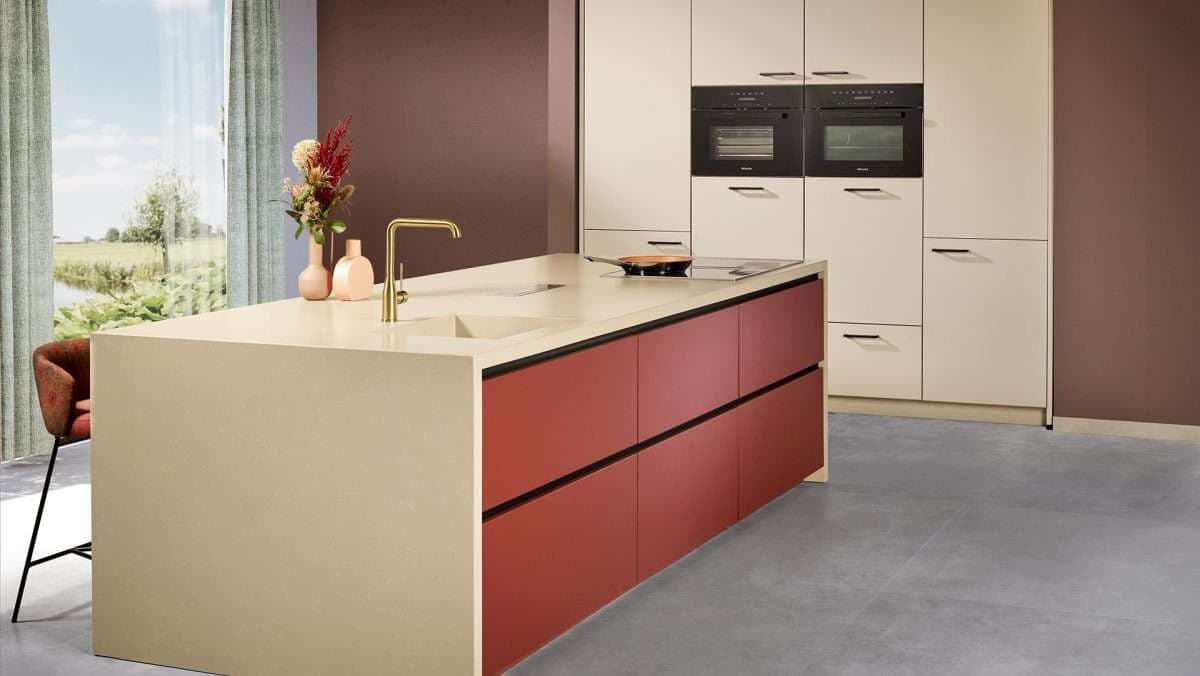 Stijlvolle design keuken in grijs keramiek met houten accenten