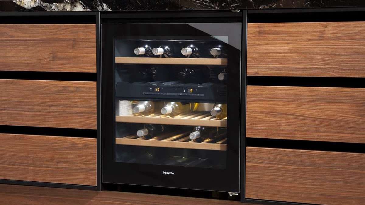 Zwarte design keuken met gouden accenten