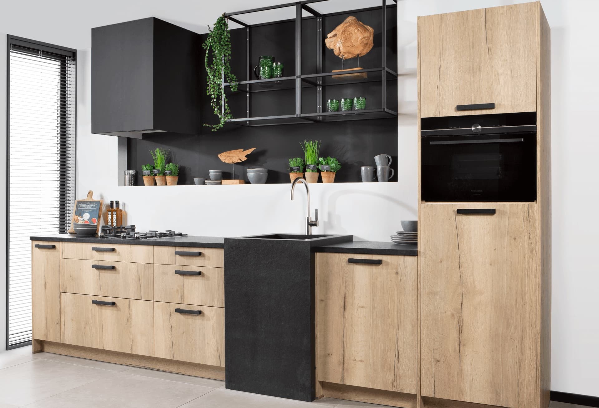 Champagne kleurige keuken met glaskasten en messing accenten