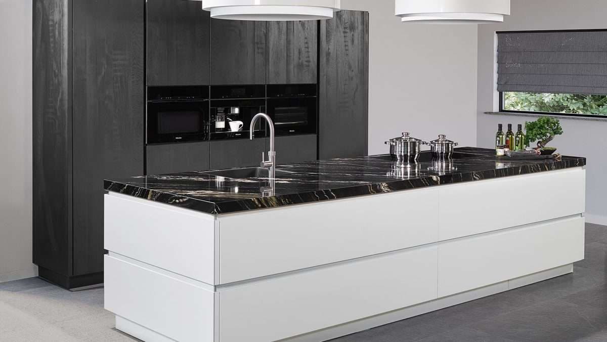Zwarte urban woonkeuken met gele accenten