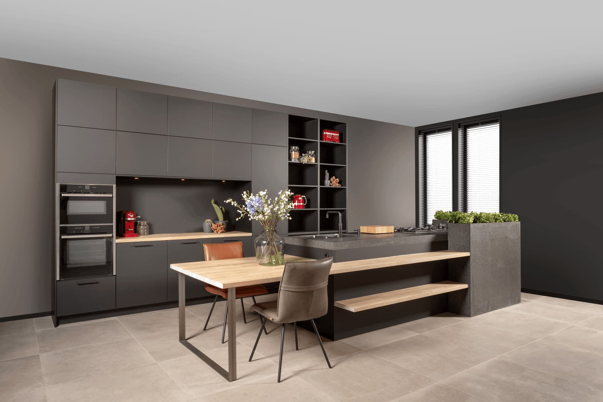 Zwarte urban woonkeuken met houten accenten